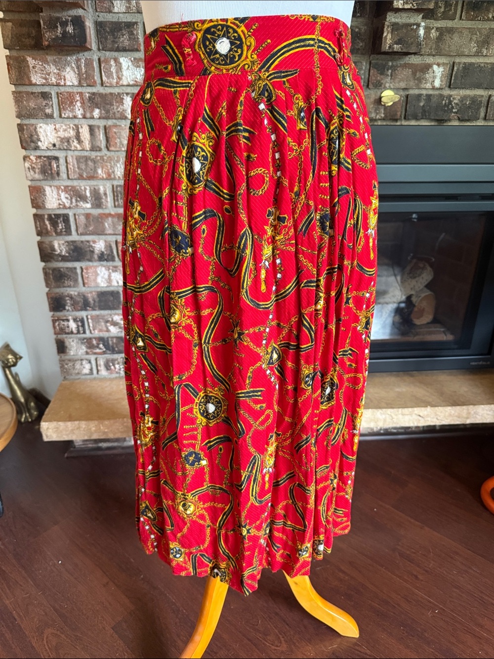 PETITE SOPHISTICATE Vintage skirt. Red w gold royal equestrian pattern.